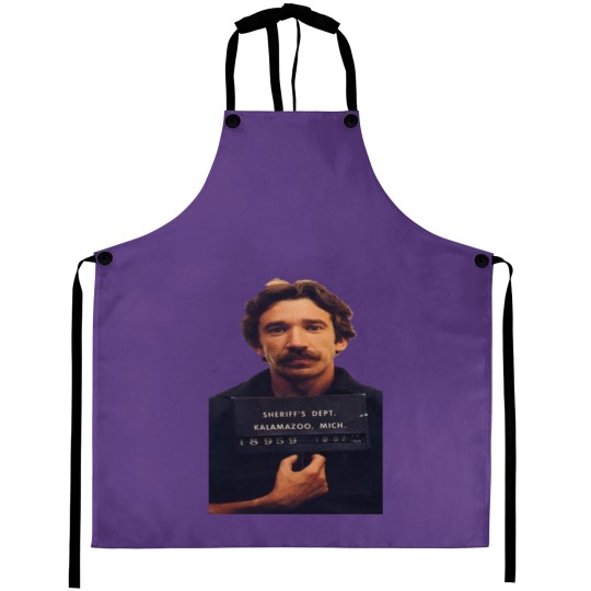 Discover Tim Allen Mugshot  mit V-Ausschnitt Aprons