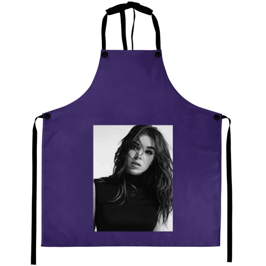 Discover Hailee Steinfeld (4) Aprons