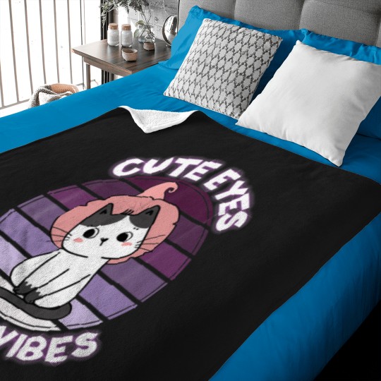 Discover Funny Cute Eyes Spooky Vibes Kawaii Cat Halloween Costume   T-Shirt Baby Blankets
