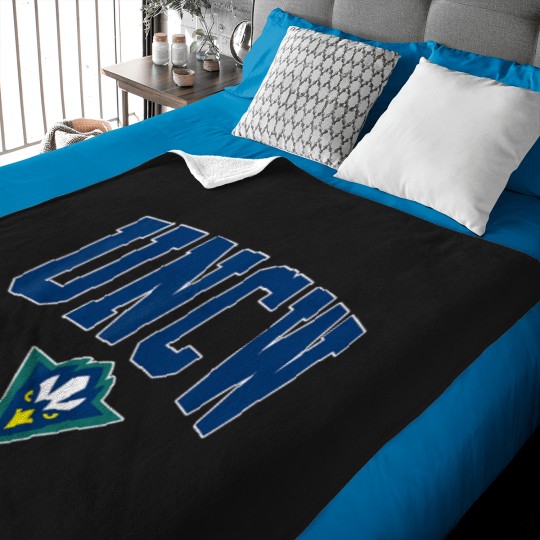 Discover UNCW Arch Vintage Retro College Sports Design Men Women Baby Blankets