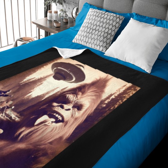 Discover Funny-Bigfoot-Sasquatch-Rock-On-Selfie-Bigfoot-Ufo-Alien-T-Shirt Baby Blankets