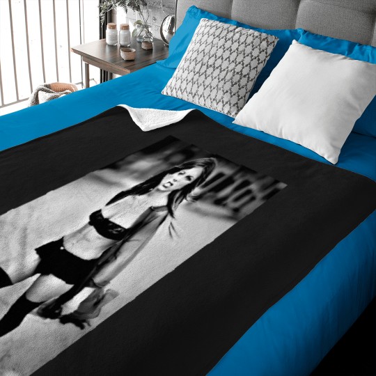 Discover Celebrating-The-Timeless-Style-Of-Jennifer-Aniston T-Shirt Baby Blankets