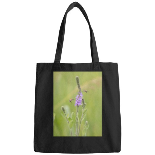 Discover bees fly and purple wildflowers Premium Bags