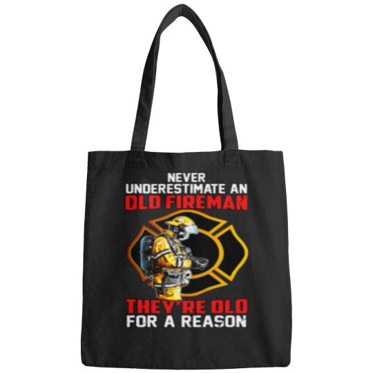 Discover Firefighter Fireman Never Underestimate An Old Fireman (1) T-Shirt Bags