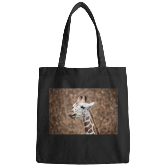 Discover Giraffe Eating Grass T-Shirt Bags