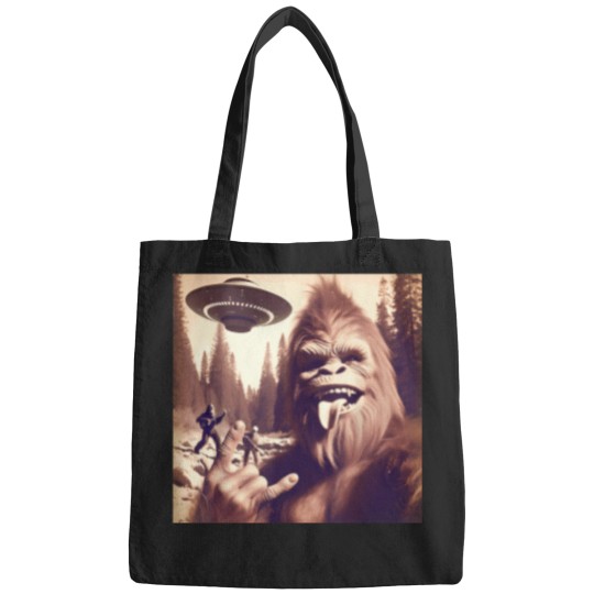 Discover Funny-Bigfoot-Sasquatch-Rock-On-Selfie-Bigfoot-Ufo-Alien-T-Shirt Bags