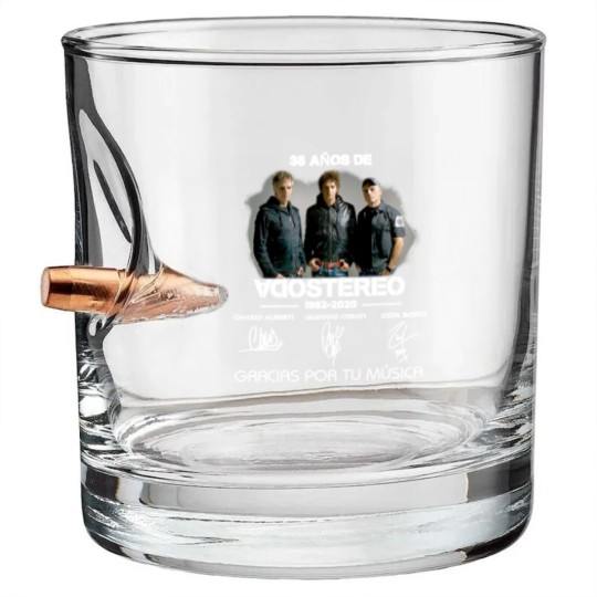 Discover 38 Anos De Soda Stereo 19822020 Gracias Por Tu Música, Designer Camiseta clásica Bullet Whiskey Glasses