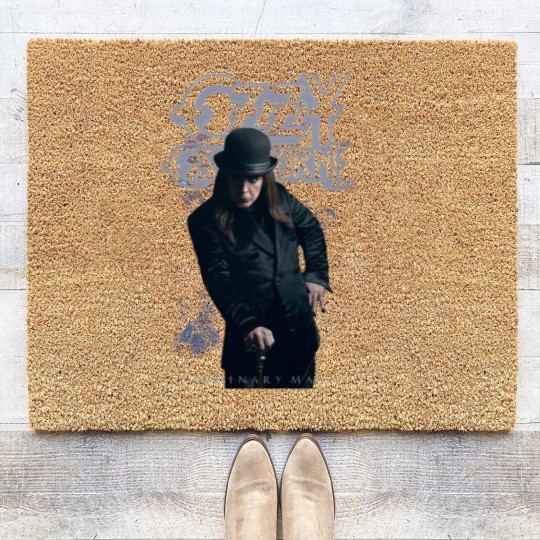Discover Ozzy Osbourne Sängerin Liebhaber Coir Doormats: Gewhnlicher Mann stehend