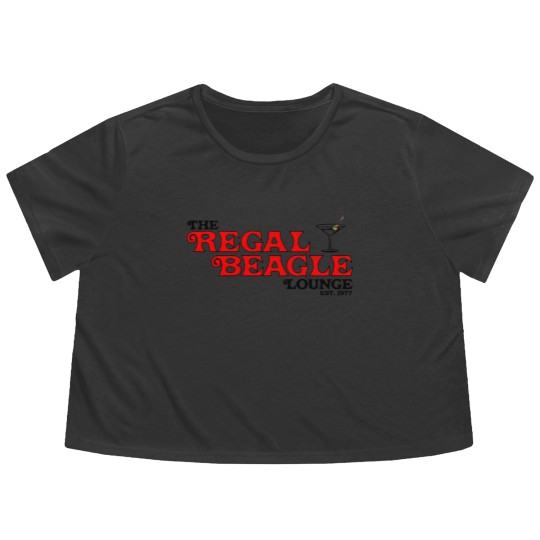 Discover the regal beagle lounge 1977 Flowy Cropped Tees