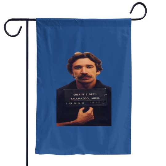 Discover Tim Allen Mugshot  mit V-Ausschnitt Garden Flags