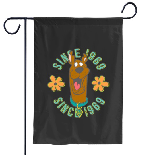 Discover ScoobyDoo In the Middle Garden Flags