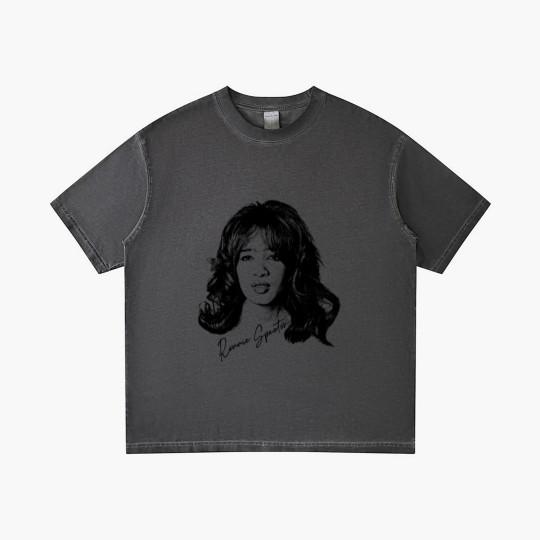 Discover Ronnie Spector / Retro Style Fan Artwork - Ronnie Spector - Gradient T Shirts