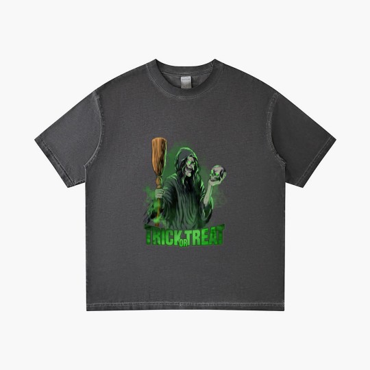 Discover Scary evil Witch with Skull and Broom Halloween Gradient T Shirts