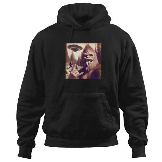 Discover Funny-Bigfoot-Sasquatch-Rock-On-Selfie-Bigfoot-Ufo-Alien-T-Shirt Hoodies