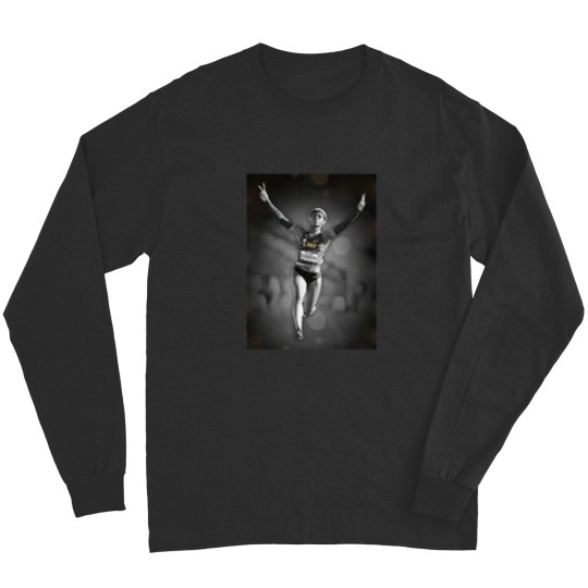 Discover Sha'Carri Richardson Essential Long Sleeves