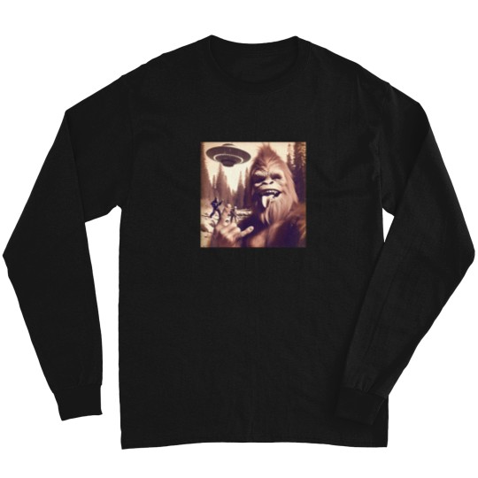 Discover Funny-Bigfoot-Sasquatch-Rock-On-Selfie-Bigfoot-Ufo-Alien-T-Shirt Long Sleeves