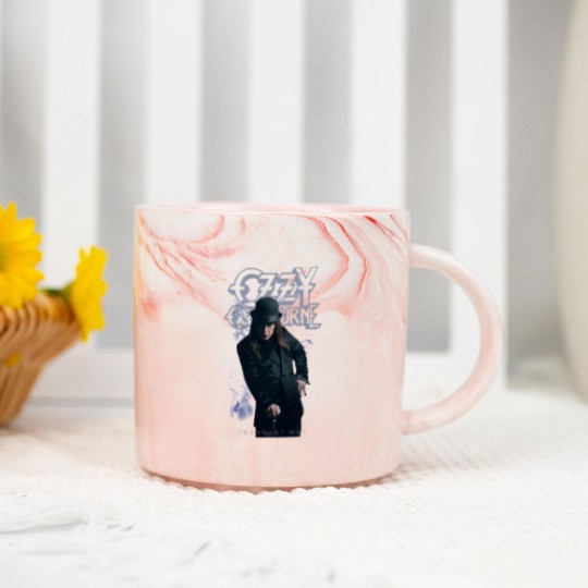 Discover Ozzy Osbourne Sängerin Liebhaber Marble Mugs: Gewhnlicher Mann stehend
