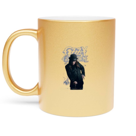 Discover Ozzy Osbourne Sängerin Liebhaber Metallic Mugs: Gewhnlicher Mann stehend