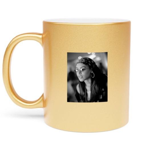 Discover Aaliyah Metallic Mugs, Vintage Aaliyah Metallic Mugs, Aaliyah retro music Metallic Mugs