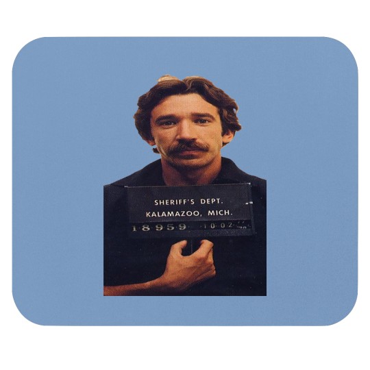 Discover Tim Allen Mugshot  mit V-Ausschnitt Mouse Pads