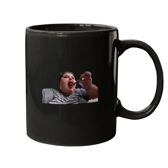 Discover Amberlynn Reid eating Mugs
