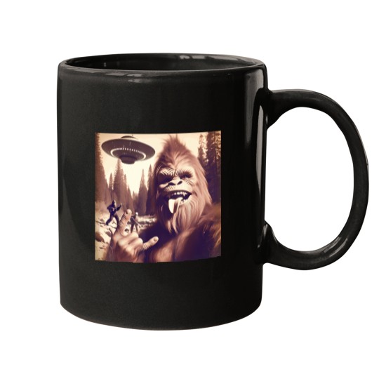 Discover Funny-Bigfoot-Sasquatch-Rock-On-Selfie-Bigfoot-Ufo-Alien-T-Shirt Mugs