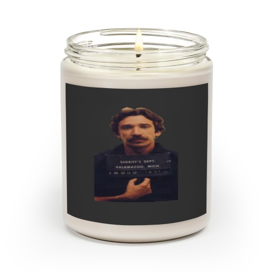 Discover Tim Allen Mugshot  mit V-Ausschnitt Scented Candles