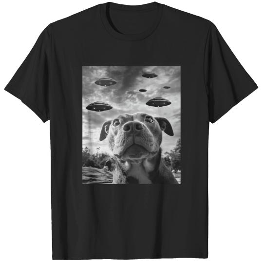 Discover Funny Dog Pitbull Selfie with UFOs Alien Novelty T-Shirts