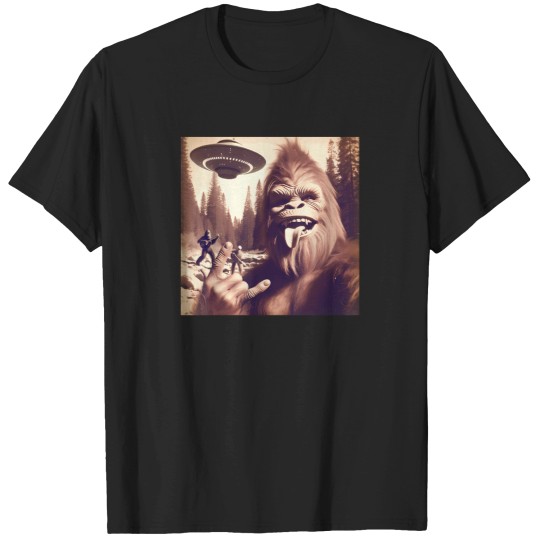 Discover Funny-Bigfoot-Sasquatch-Rock-On-Selfie-Bigfoot-Ufo-Alien-T-Shirt T-Shirts