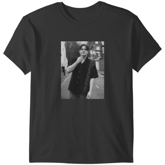 Discover kit connor Essential T-Shirts