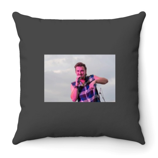 Discover dan sebenarnya aku juga begitu Throw Pillows