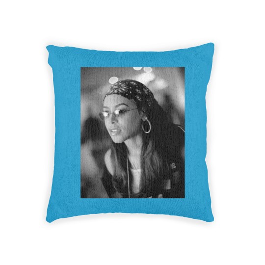 Discover Aaliyah Woven Pillows, Vintage Aaliyah Woven Pillows, Aaliyah retro music Woven Pillows
